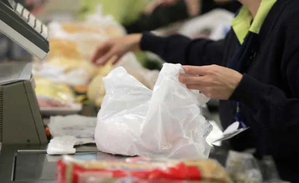 Decisão do STF declara inconstitucionais leis estaduais que obrigam supermercados a dar sacolas